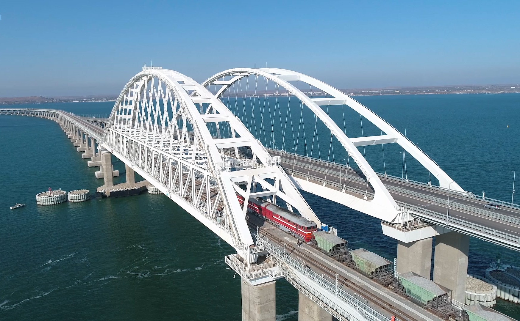 Вид на Крымский мост из Керчи
