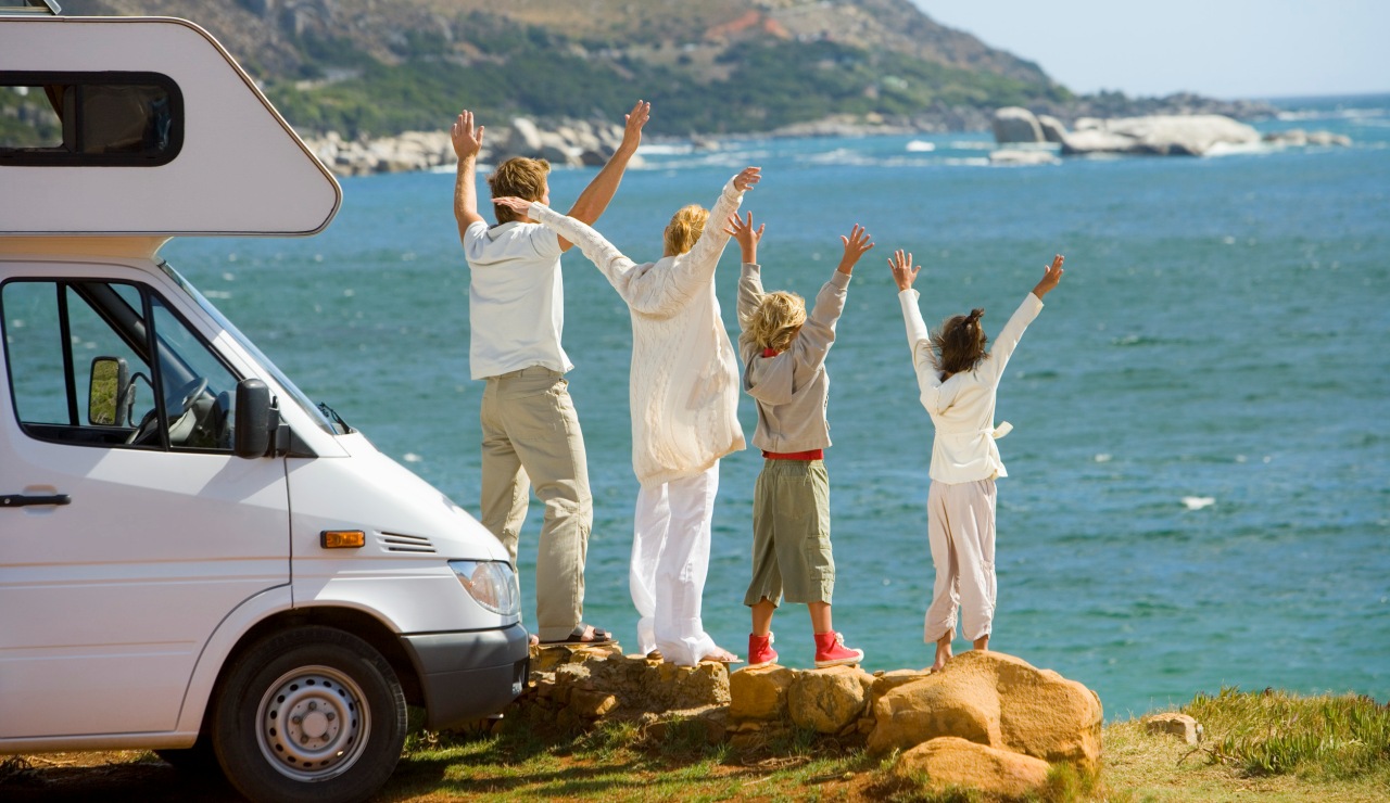 Путешествуй просто. Путешествие на машине. Семейный автомобиль для путешествий. Путешествия картинки. Поездка на море.